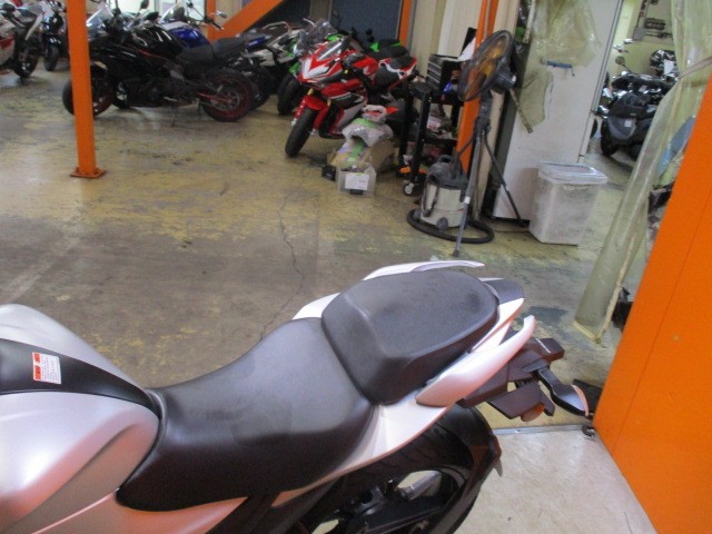 シートもこの通り破れもなければへたりもありません！油冷エンジンですから車両重量１６１ｋｇと軽いですよ